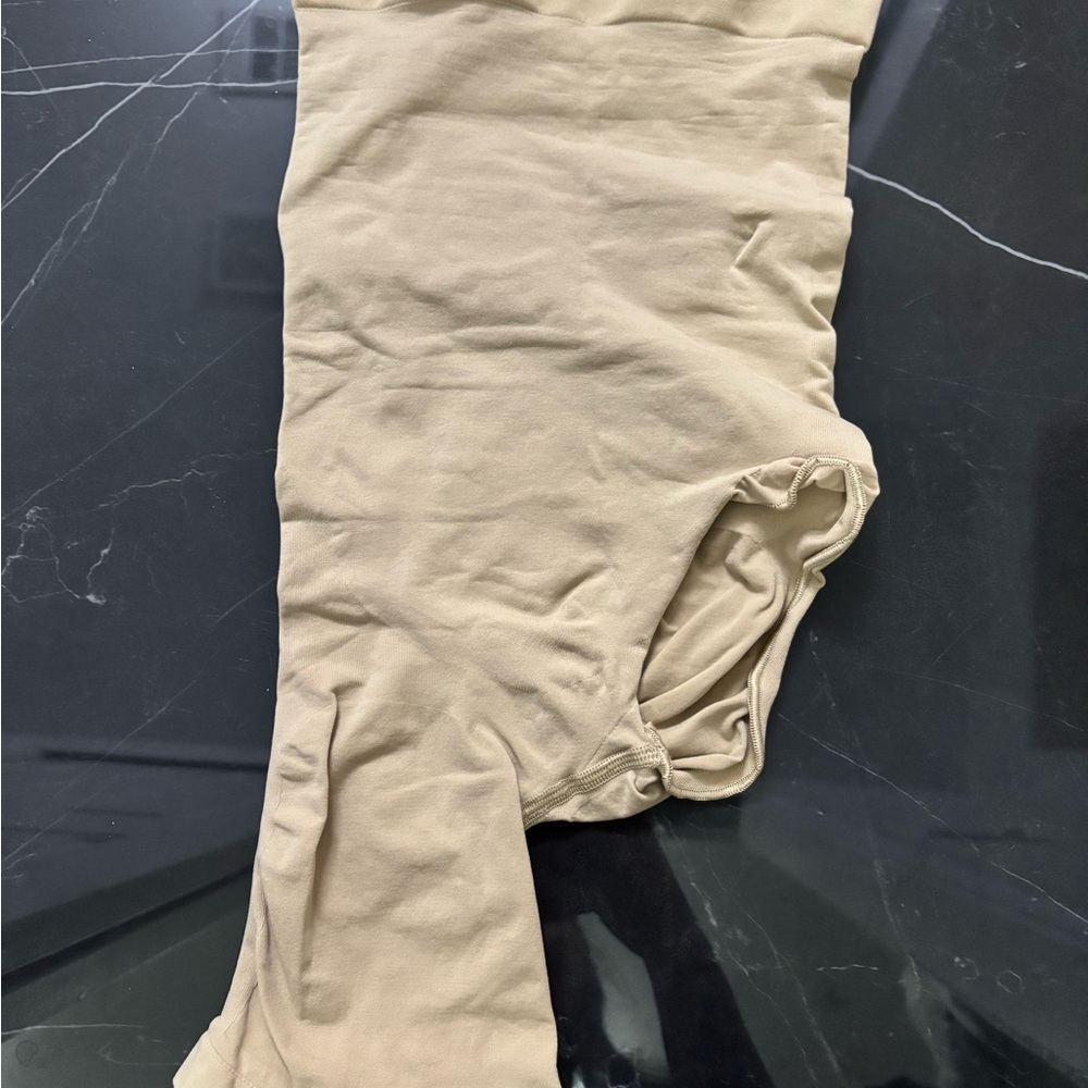 SKIMS Seamless Sculpt Solution Short Left Leg Exposed